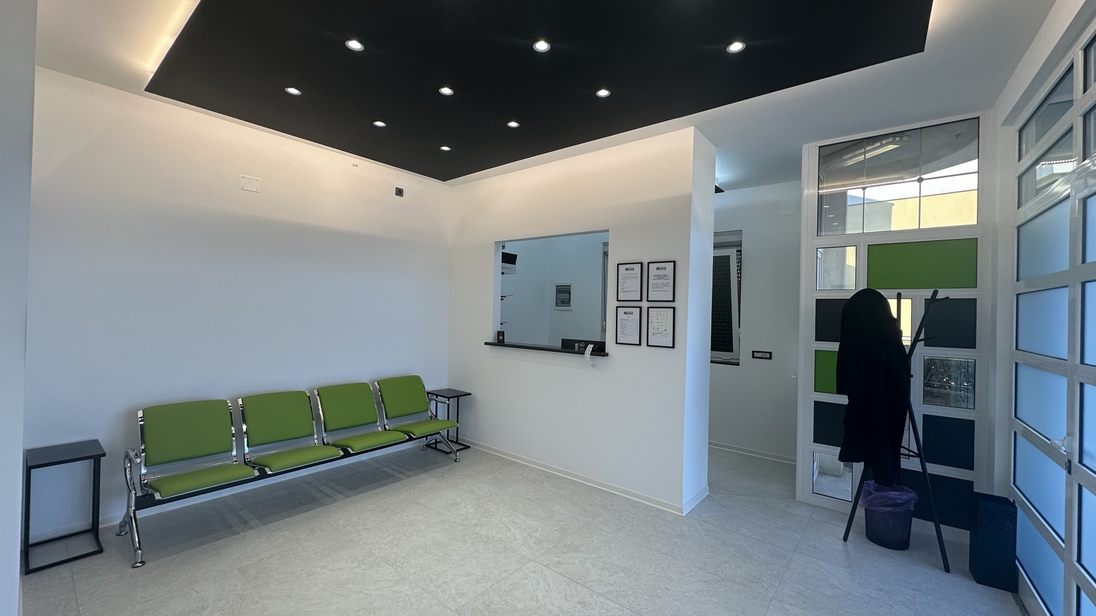 Prostor čekaonice sa staklenom pregradom — Apex Dental Zadar